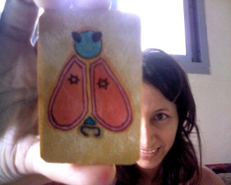 זבוב עם כנפיים אדומות